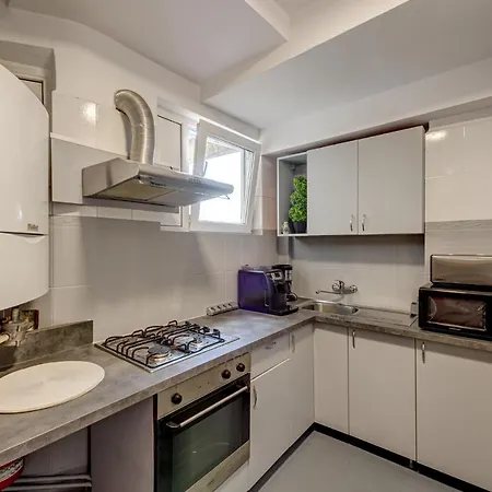 Old Town Library Apartment *